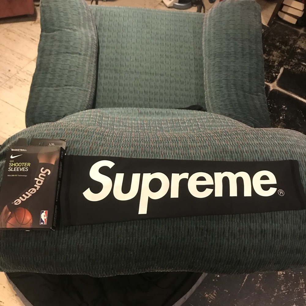 Supreme x Nike black shooting sleeve (Only one!)